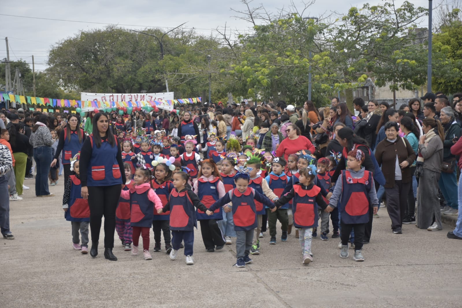 Con un colorido desfile, celebraron el Día de los Jardines y de las Maestras Jardineras